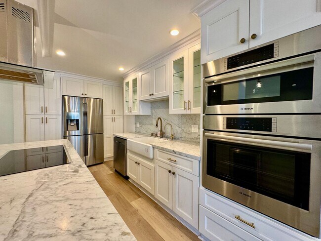 Building Photo - Luxury living in the heart of West Hollywood at the Kings Plaza!