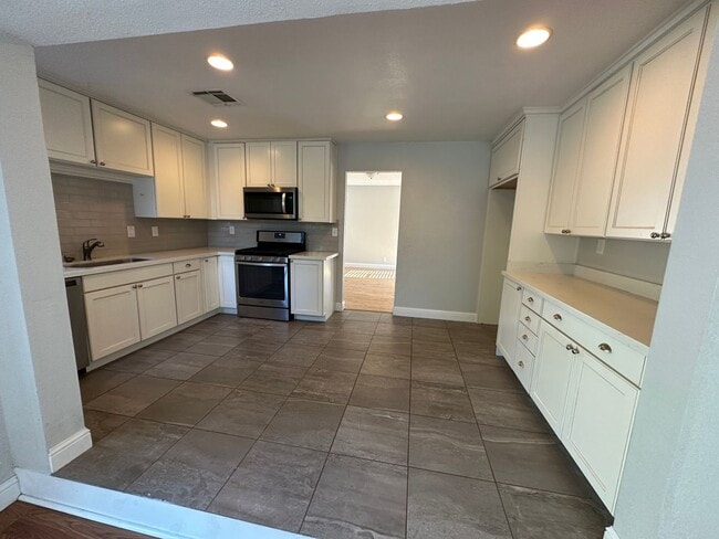 Building Photo - 204 Emerson Ave