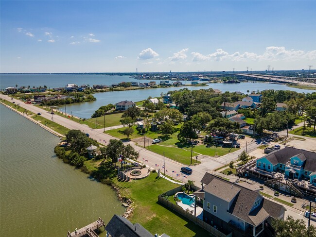 Building Photo - 4813 Cedar St