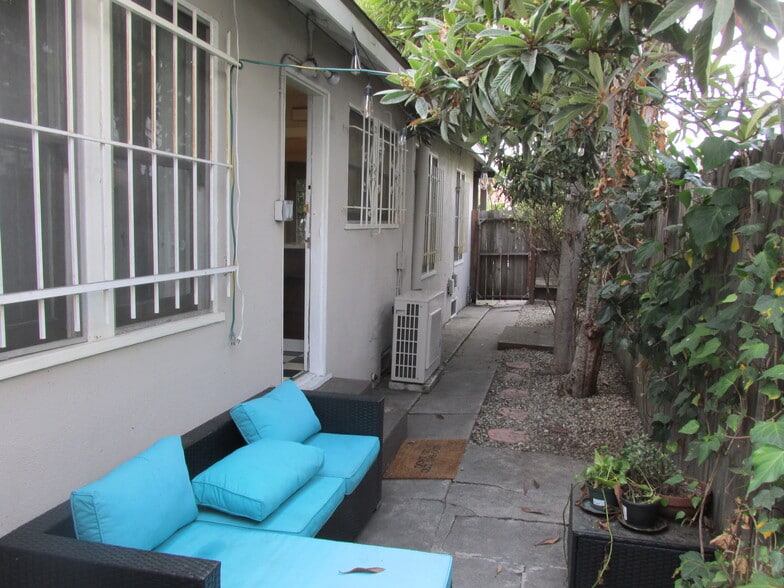 Side yard looking toward street - 502 N Vista St