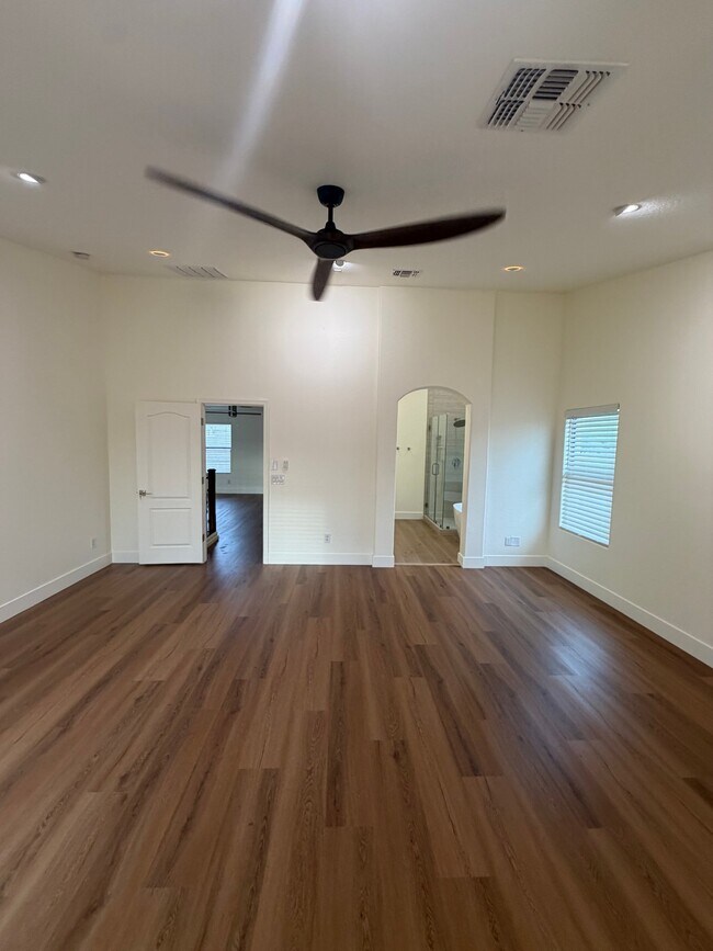 Building Photo - 2741 E Quiet Hollow Ln