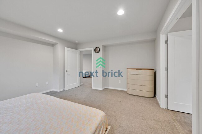 Building Photo - 4 BED & 2.5 SINGLE FAMILY HOUSE FOR RENT