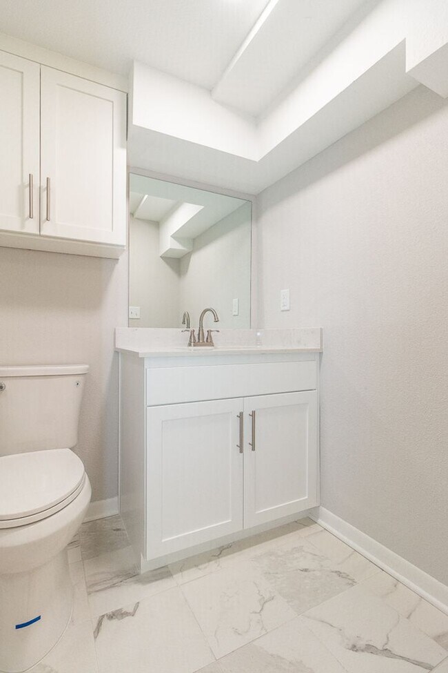 Building Photo - Gorgeous fully updated 3 bed 3 bath near KU Campus!