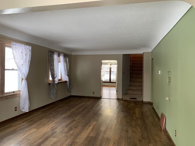 Building Photo - Charming Single Family Home