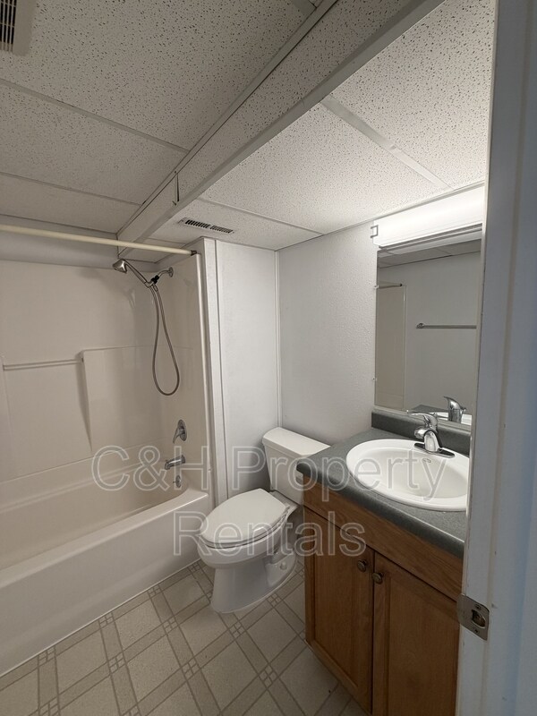 Building Photo - 2520 Lillis Ln