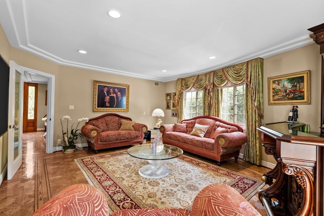 Building Photo - 1617 N Orange Grove Ave