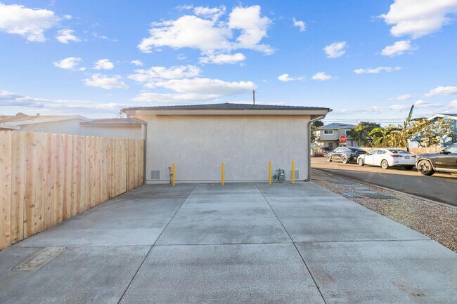 Building Photo - 765 Elkwood Ave