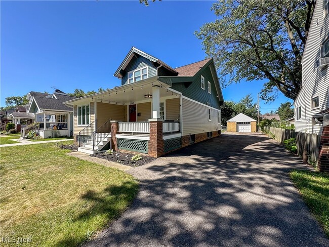 Building Photo - 3942 W 160th St
