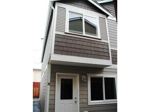 Building Photo - Charming One Bedroom Townhome in 6th Avenu...