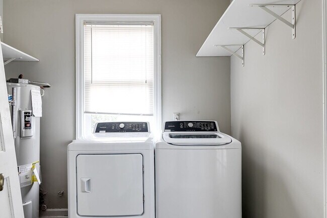 Building Photo - "Charming 3-Bed Richmond Retreat on Three Chopt Rd!"