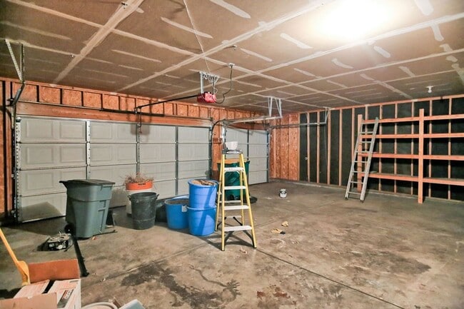Building Photo - Charming 3 Bedroom Across from Playground & Large Fenced Yard
