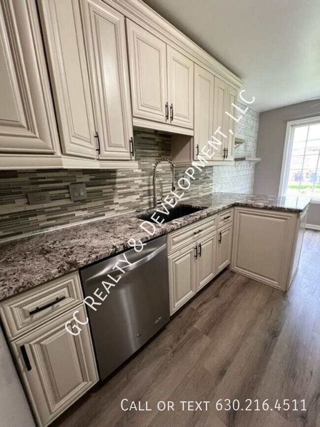 Building Photo - 2442 Charleston Dr
