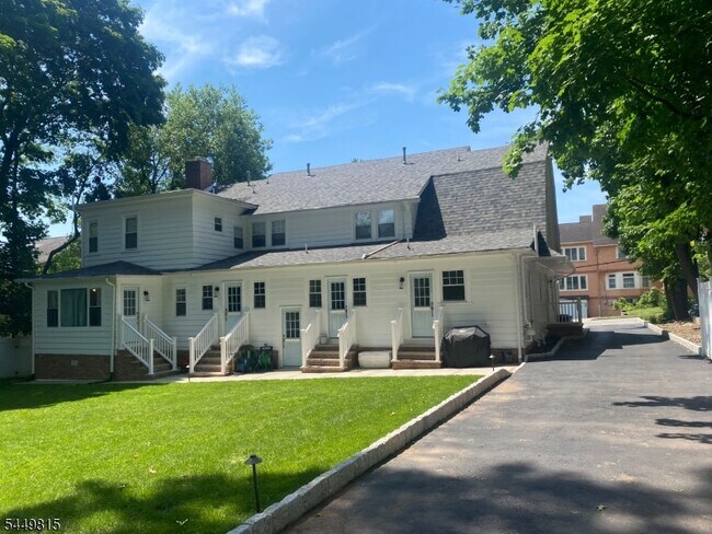 Building Photo - 47 Lawrence Ave