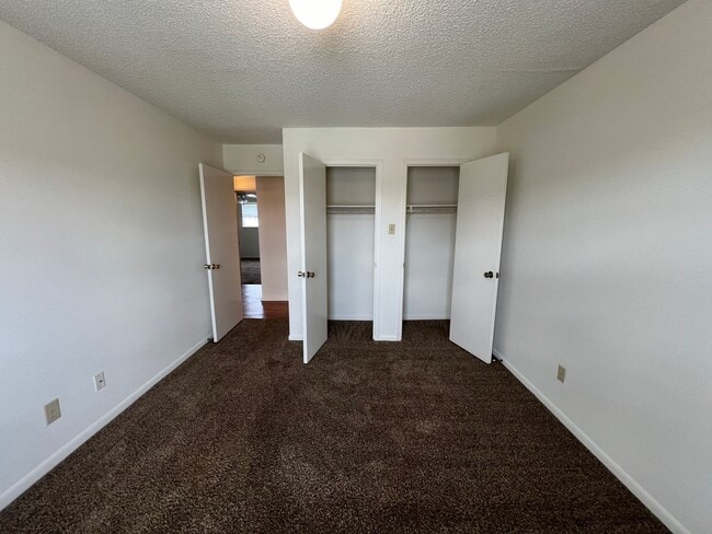 Building Photo - Townhome