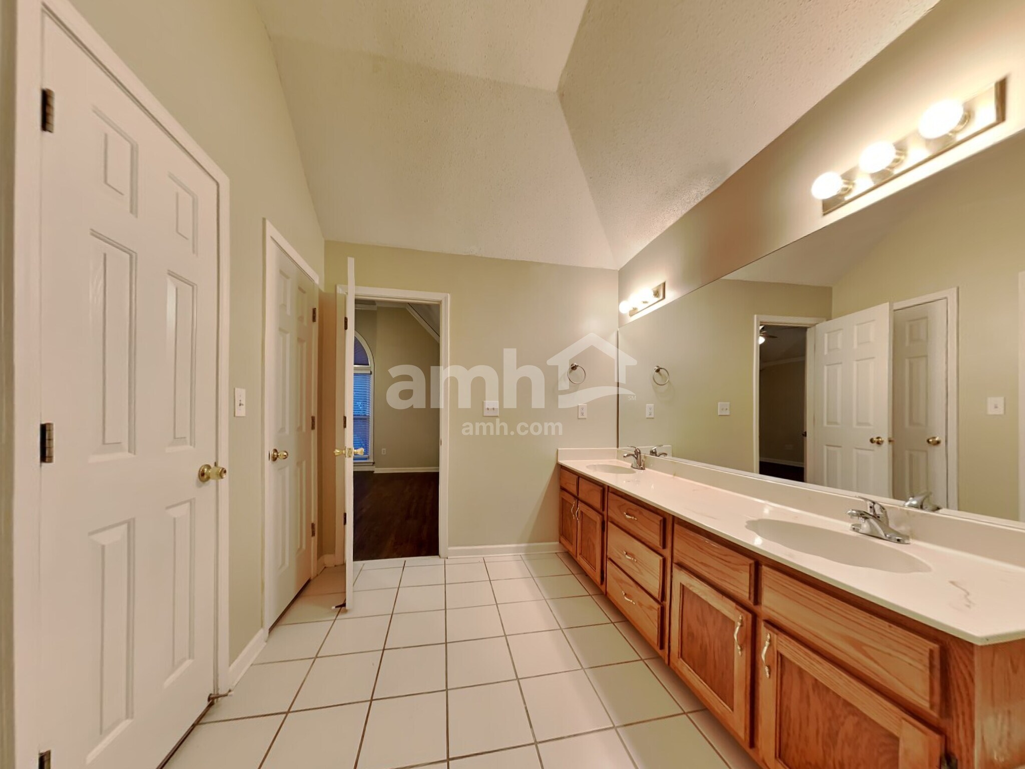 Building Photo - 2713 Country Glade Cv N