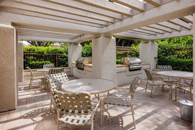 Building Photo - Charming Ground-Level Condo in California ...