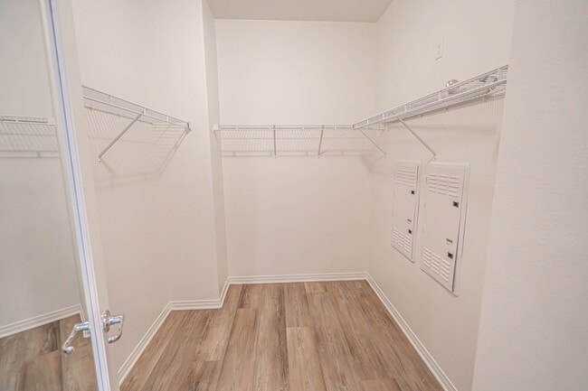 Building Photo - 3 Bedroom Townhome for Rent in Valencia!