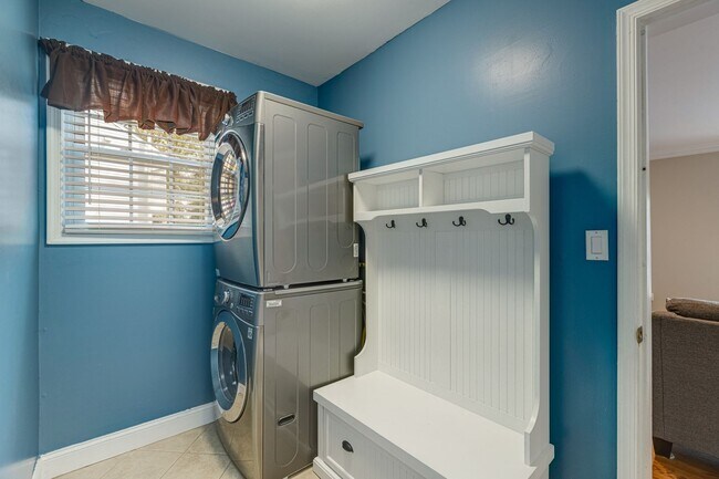 Building Photo - 5624 Kemp Ln