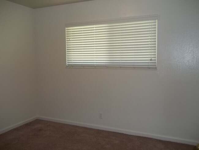 Building Photo - Nice and updated 3 bedroom home offering n...