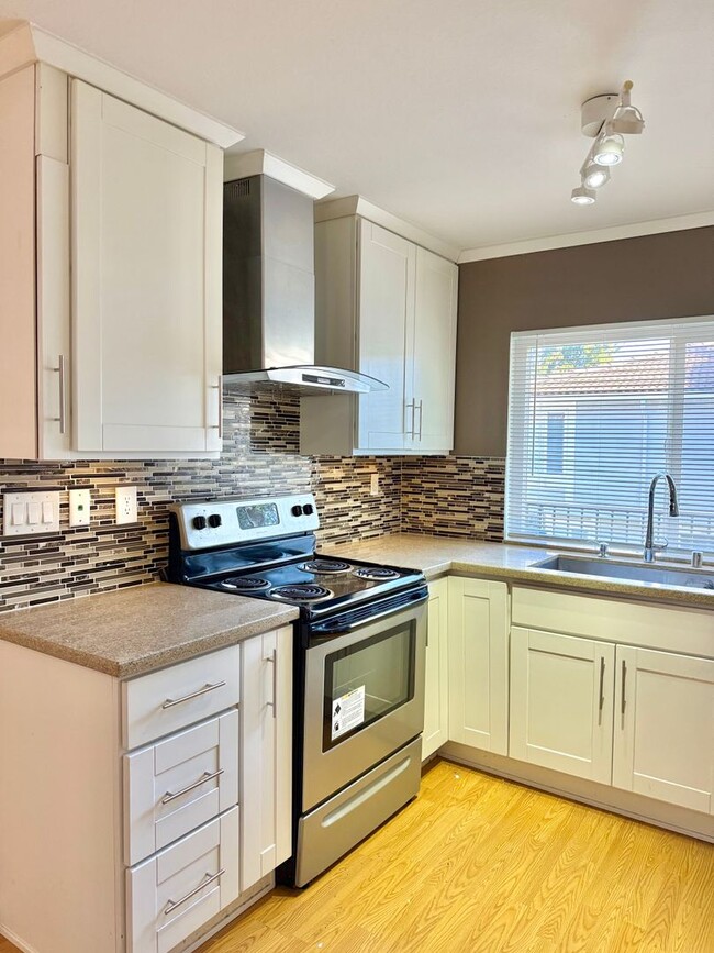 Building Photo - $2,250 / 1 BEDROOM CONDO - PRIME LOCATION!