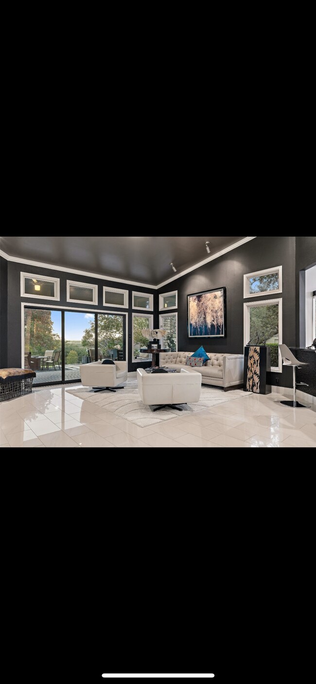 Building Photo - 303 Golf Crest Ln