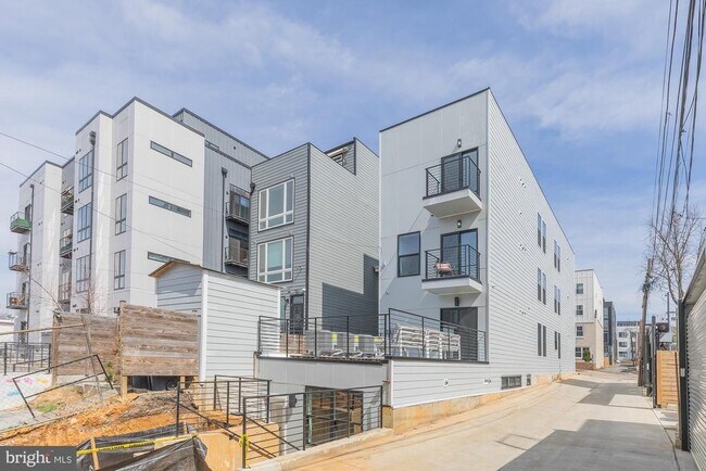 Building Photo - 1012 17th Pl NE