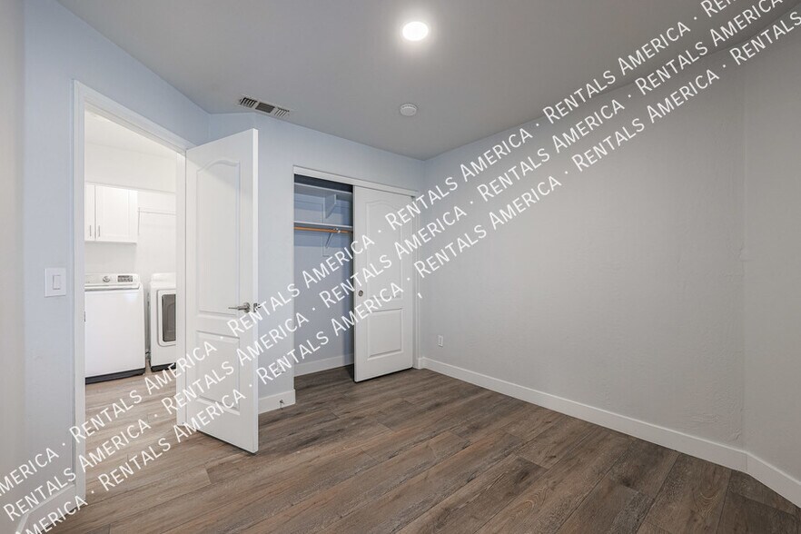 Building Photo - 1044 W Todd Dr
