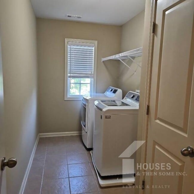 Building Photo - 204 Wild Meadow Dr
