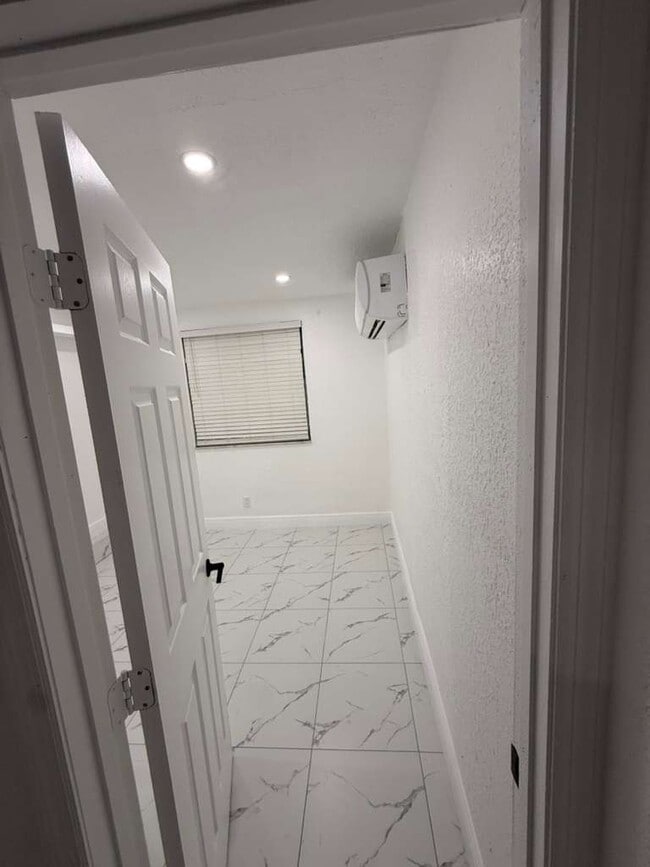 Building Photo - 6502 W Clifton St