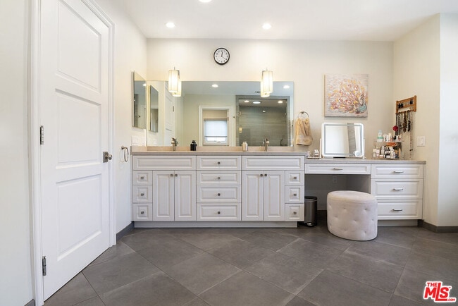 Building Photo - 9145 Sawyer St