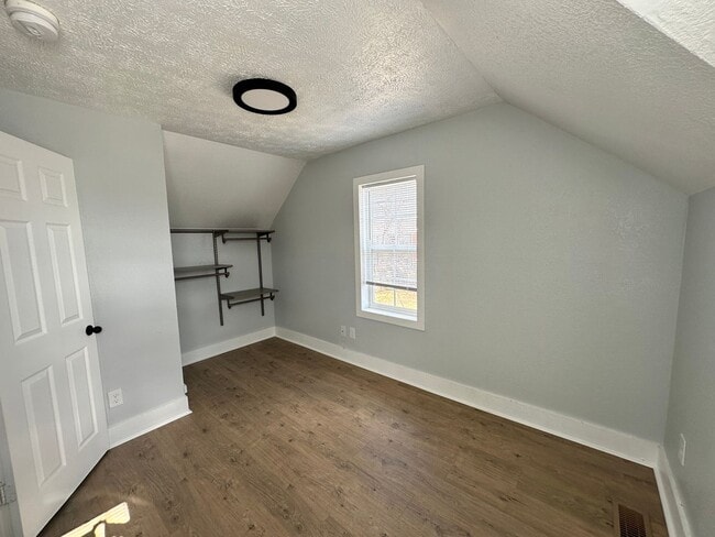 Building Photo - 215 E North - 4 Bedroom/1 Bathroom Home Do...