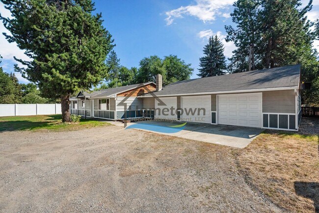 Building Photo - 3 Bedroom Home with Attached 3-Bay Garage ...