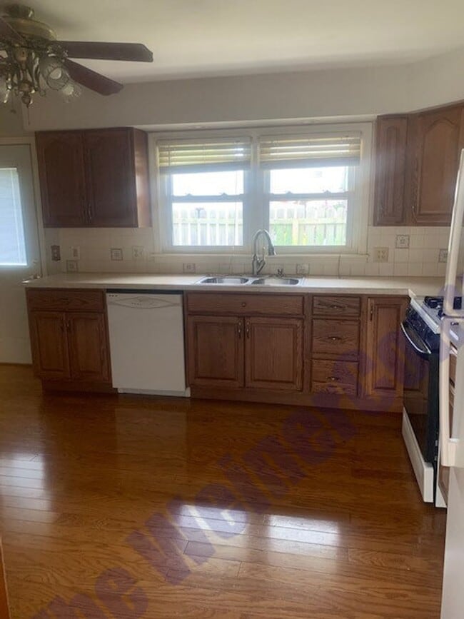 Building Photo - Sublease Available for Move in January 2nd!