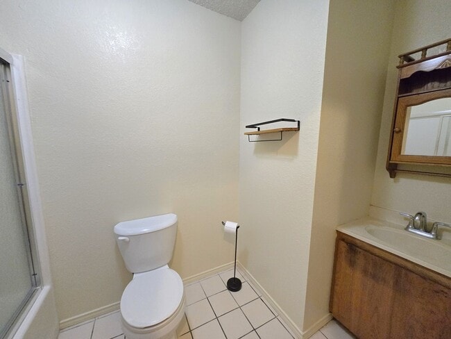 Building Photo - Quaint 2BD/1BTH apartment with a big back ...