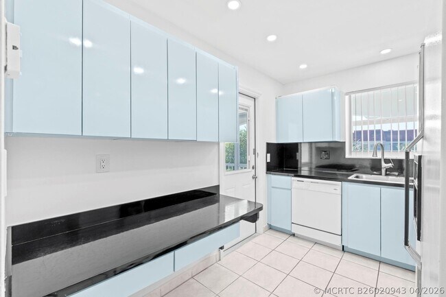 Building Photo - 581 Blue Heron Dr