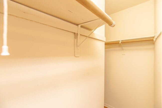 Building Photo - 1320 W Lunt Ave