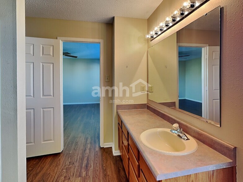 Building Photo - 5862 N Quincy Dr