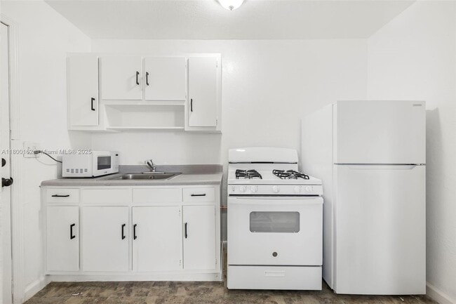 Primary Photo - 126 SW 18th Ave