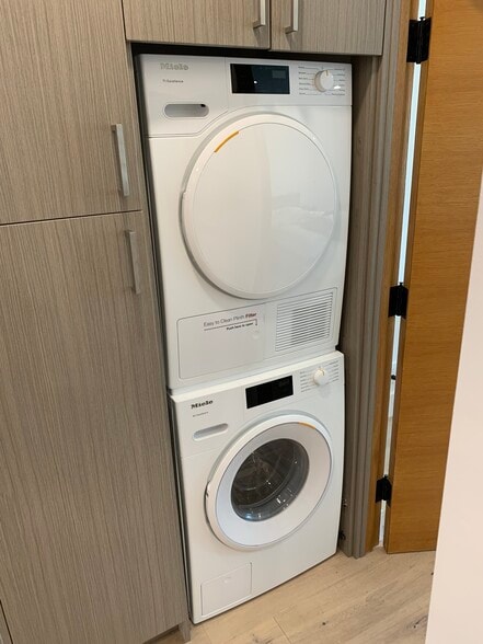 Building Photo - 1155 N La Cienega Blvd