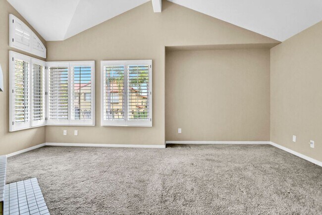 Building Photo - Beautiful 3 Bedroom/2.5 bath  detached hom...