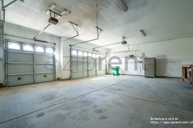 Building Photo - 100 Canterbury Ct