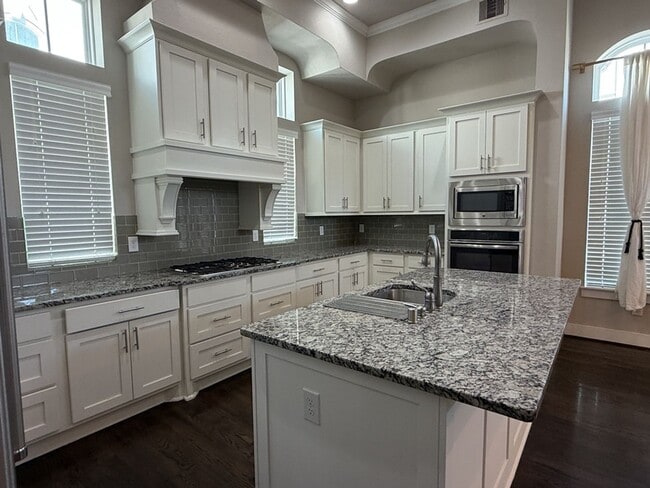 Building Photo - 641 Middle St