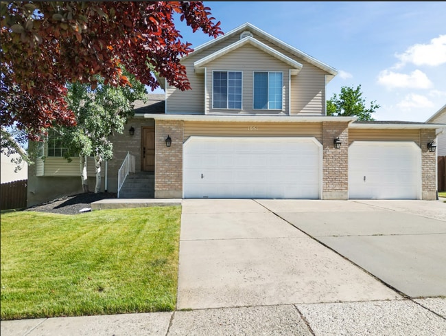 Building Photo - Modern 5 Bedroom Home with 3Car Garage in Sandy Neighborhood