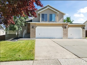 Building Photo - Modern 5 Bedroom Home with 3Car Garage in ...
