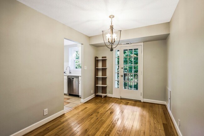 Building Photo - Fairlington 2 BR Condo for Rent!