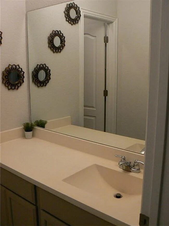 Building Photo - Coming Soon 4BR/2.5BA w/ Fenced Yard + Assigned Parking in Round Rock, TX