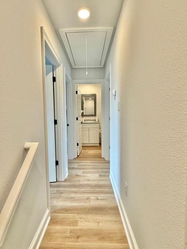 Building Photo - 1007 Middle Ln