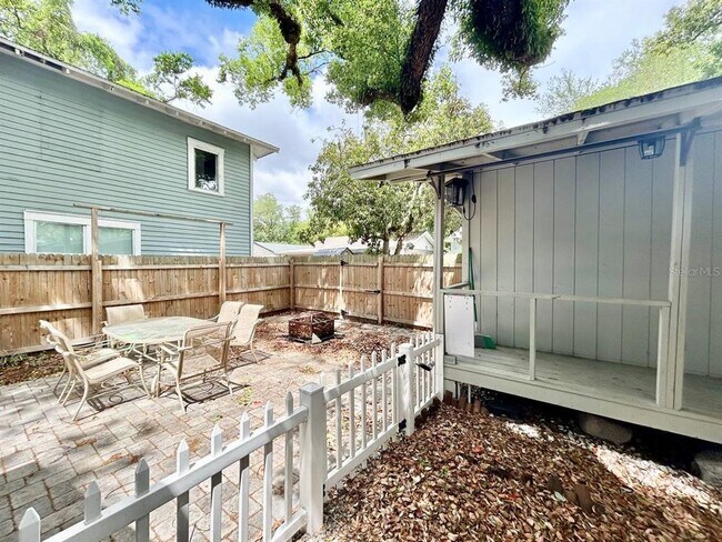 Building Photo - 1216 E Chelsea St