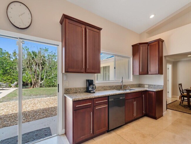 Building Photo - 527 E Causeway Blvd