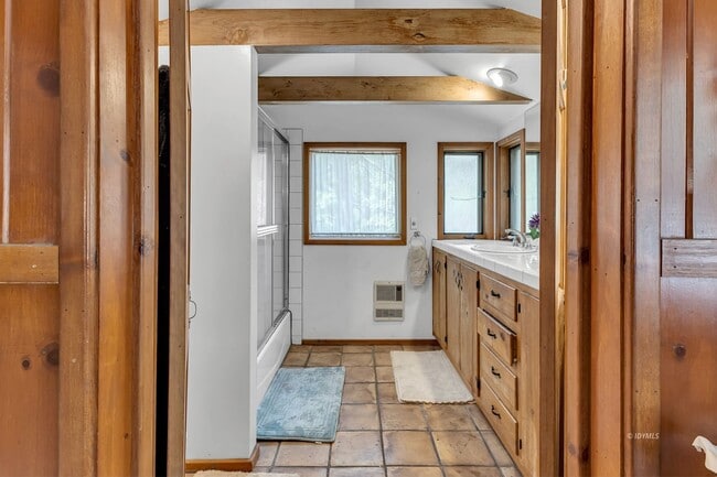 Building Photo - 3 bd 2 ba country cabin close to town